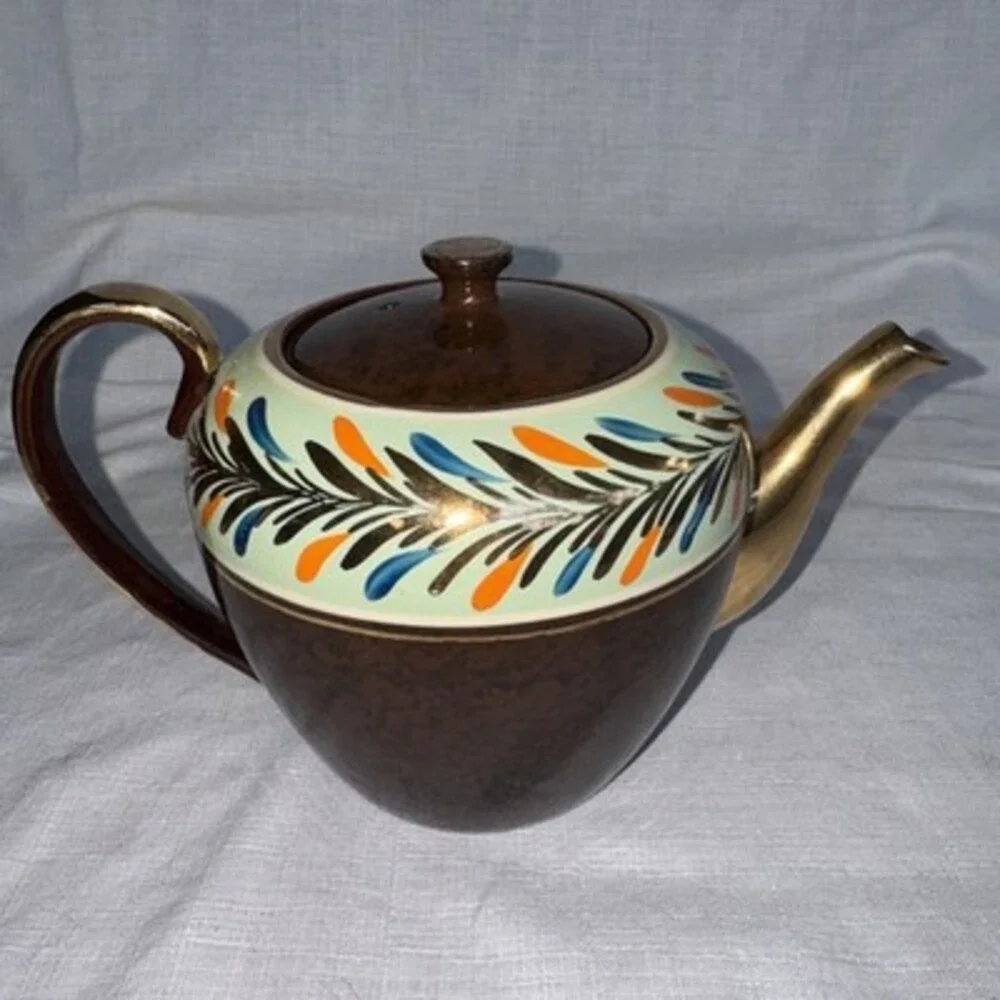 Vintage Gibsons 4 Cup Tea Pot Hand Painted Details Gold Spout/Handle England.